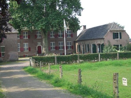 Herwen : Huis Aerdt, im rechten Gebäude ist das Besucherzentrum "De Gelderse Poort" untergebracht